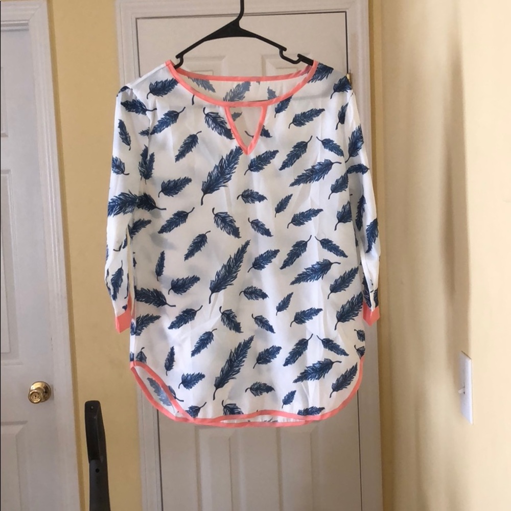 Cute shirt with feather print and pink accent